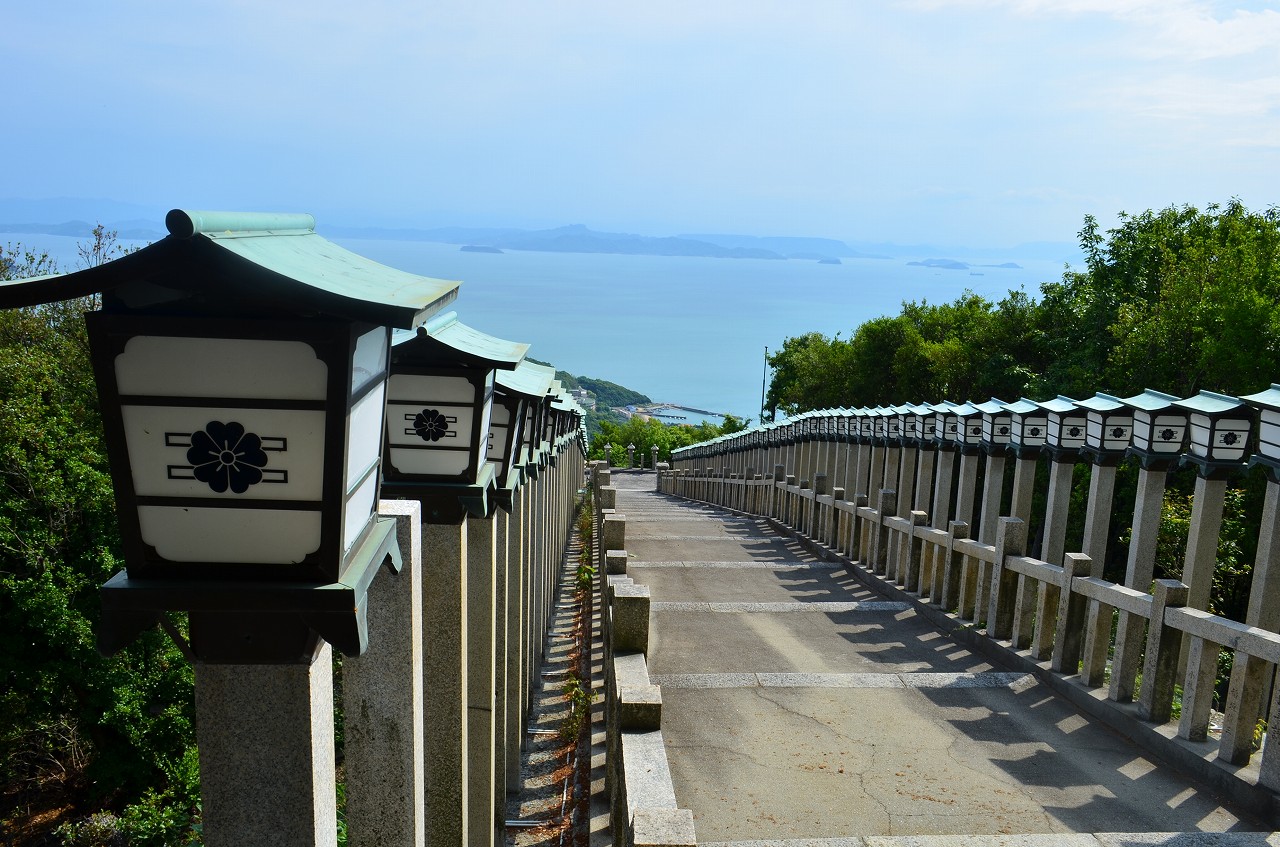 奥之院西ノ瀧の参道から瀬戸内海