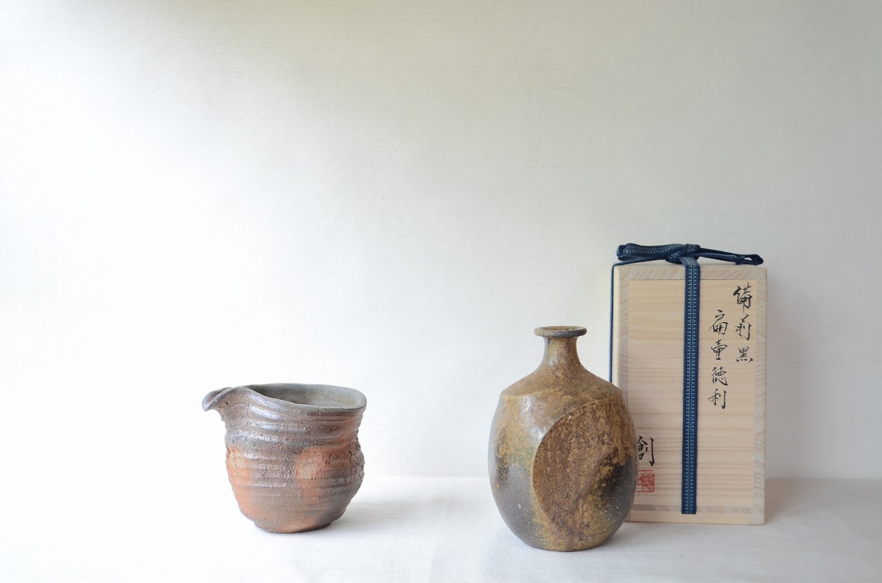 黒扁壷徳利（伊勢崎創）　注器（細川敬弘）