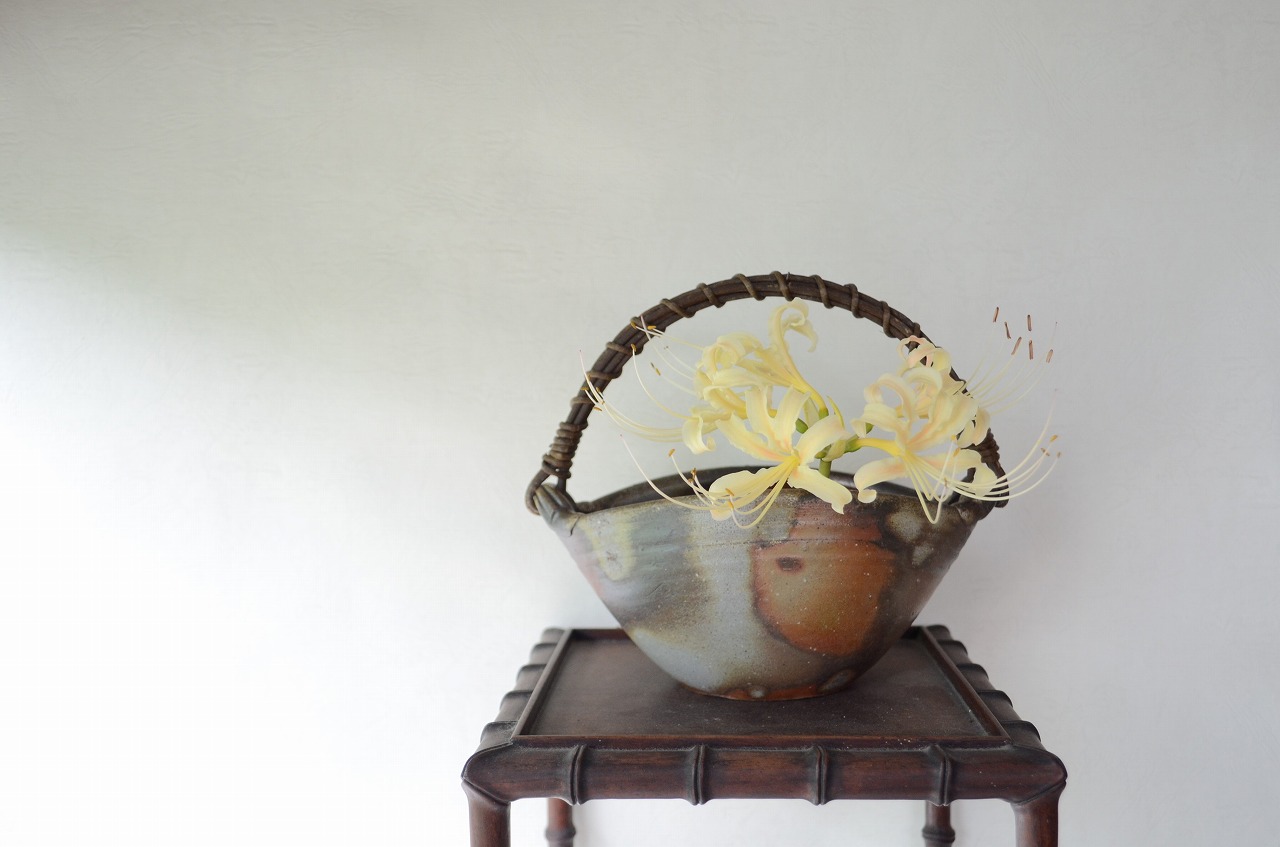 備前蔓手花入　So Isezaki　－白彼岸花－