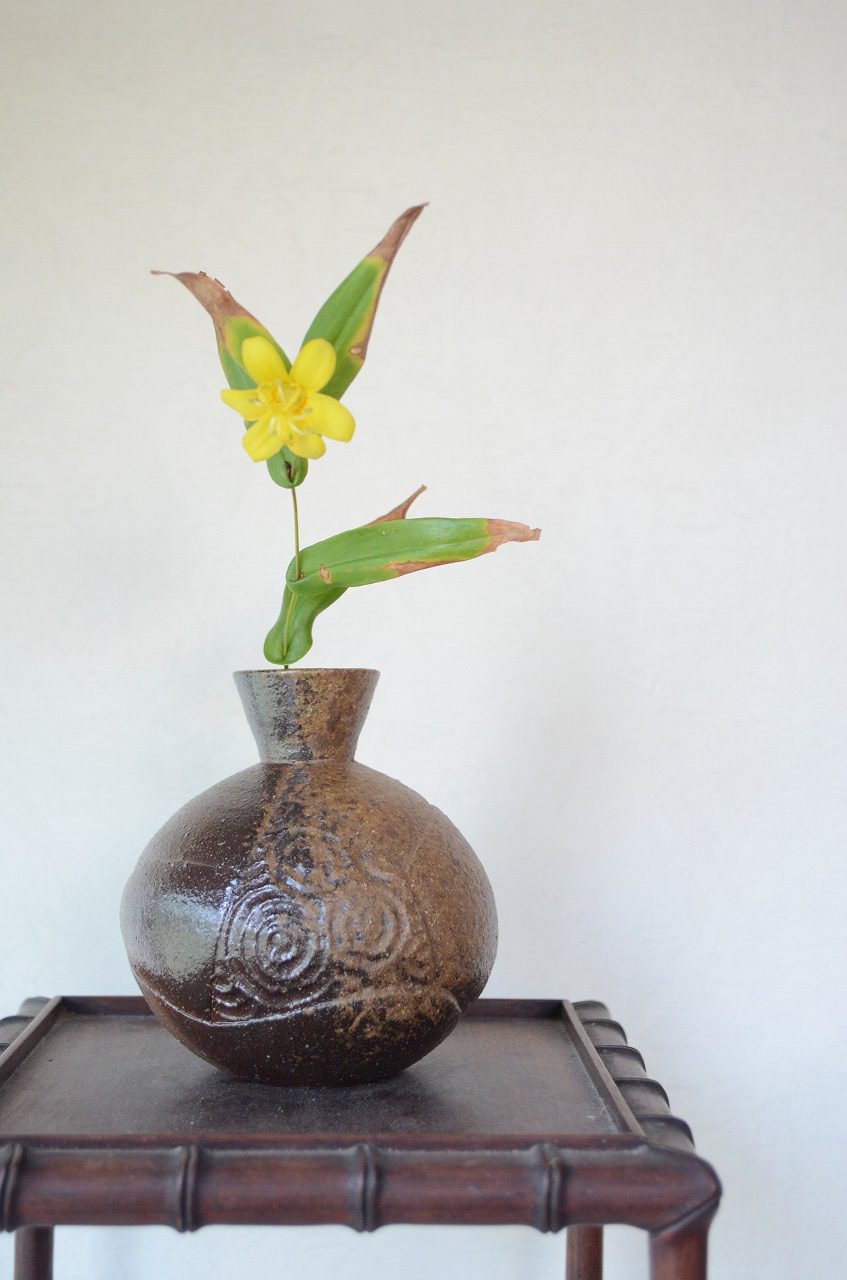 備前花入　Takuma Watanabe　－黄花の突抜杜鵑草－