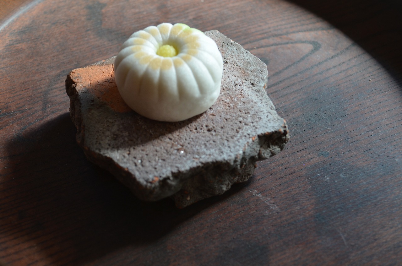 備前台付陶片正方小皿　Takahiro Hosokawa　－菊－