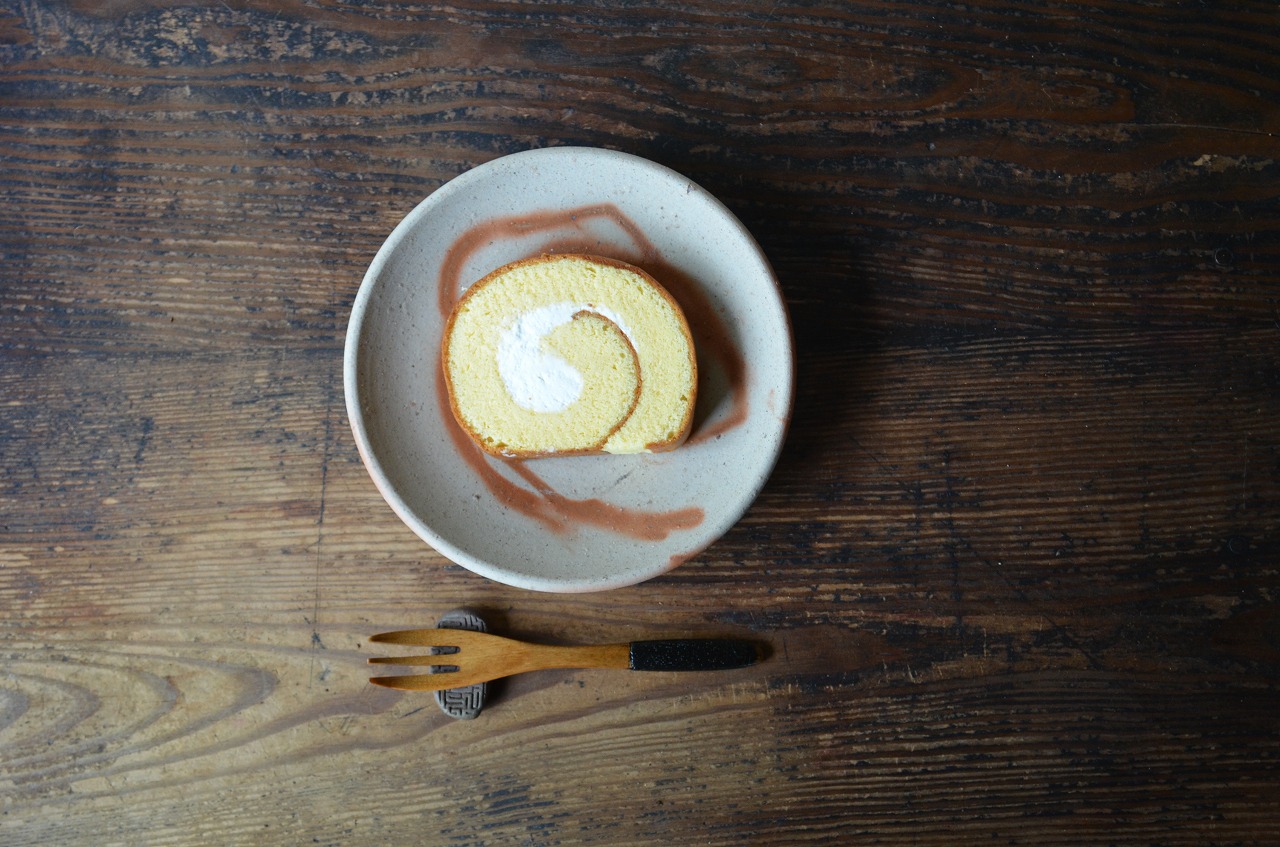 備前火襷皿　Mamoru Taku　－ロールケーキ－