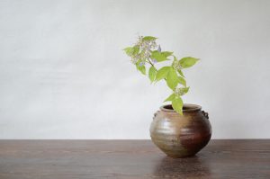 備前耳付小壺　Sin Isezaki　－山紫陽花－