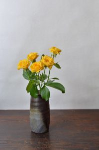 備前小筒花入　Naoki Yokoyama　－薔薇－