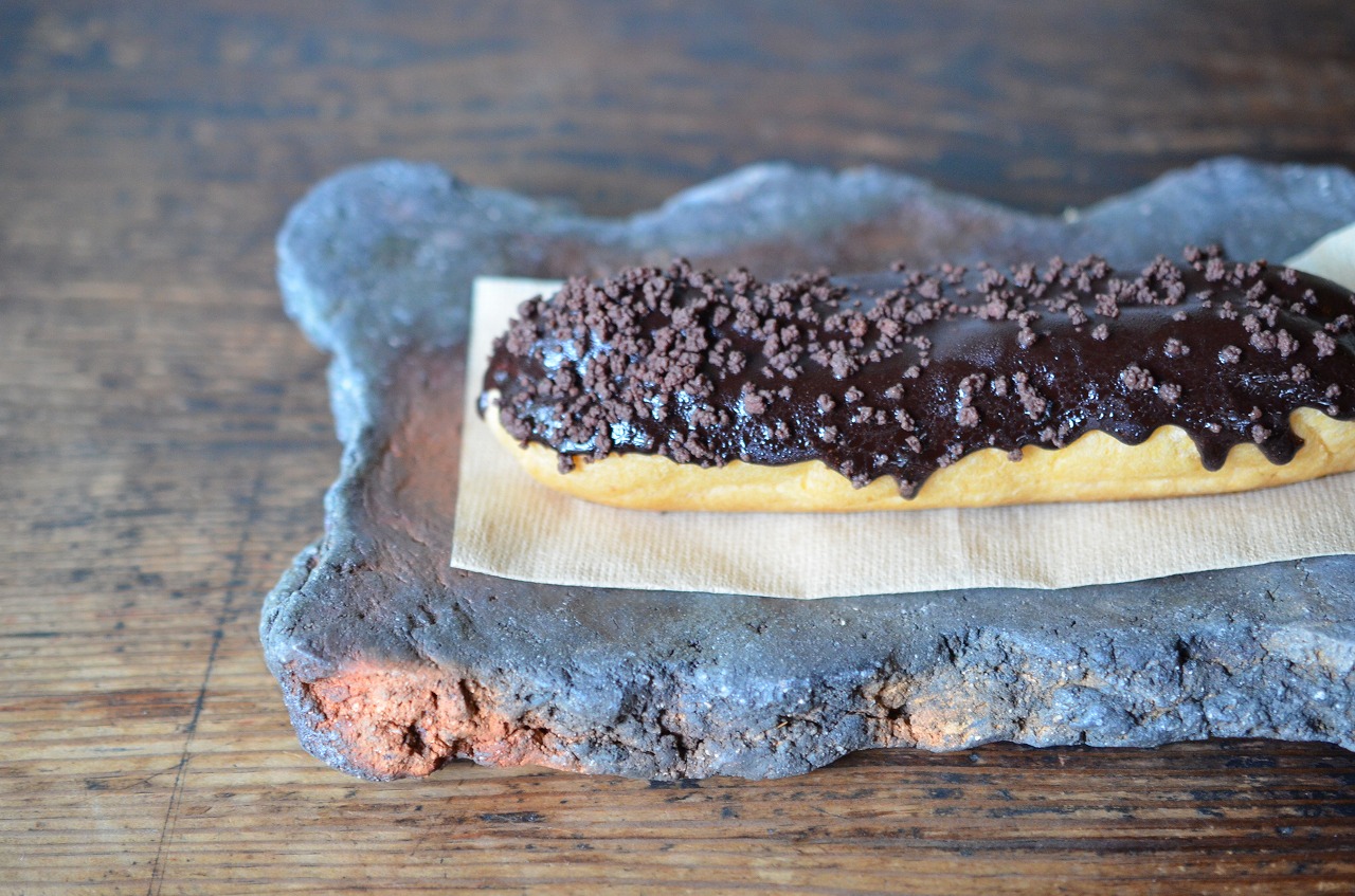 備前陶片長方小皿　Takahiro Hosokawa　－チョコクランチエクレア－