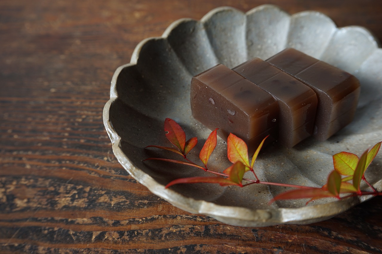 青備前菊皿　QuietHouse　－羊羹－