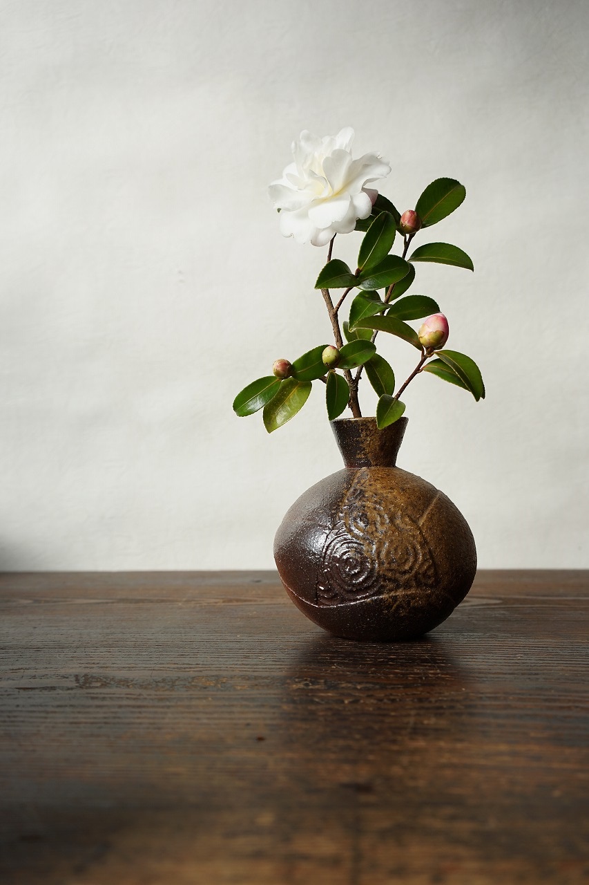 備前花入　Takuma Watanabe　－山茶花－