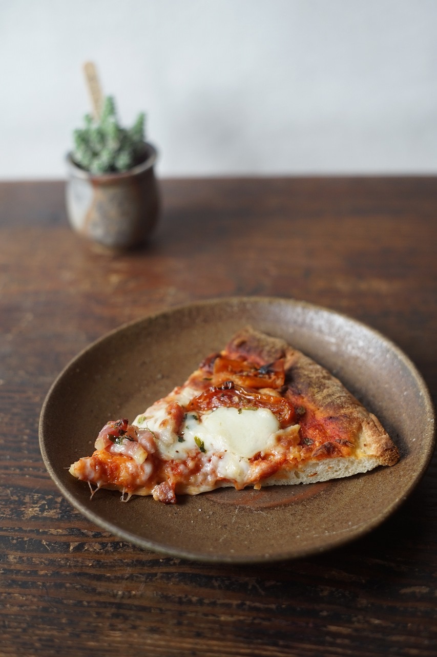 備前皿　Yoshiteru Takariki　－パンチェッタとモッツアレラのピザ－