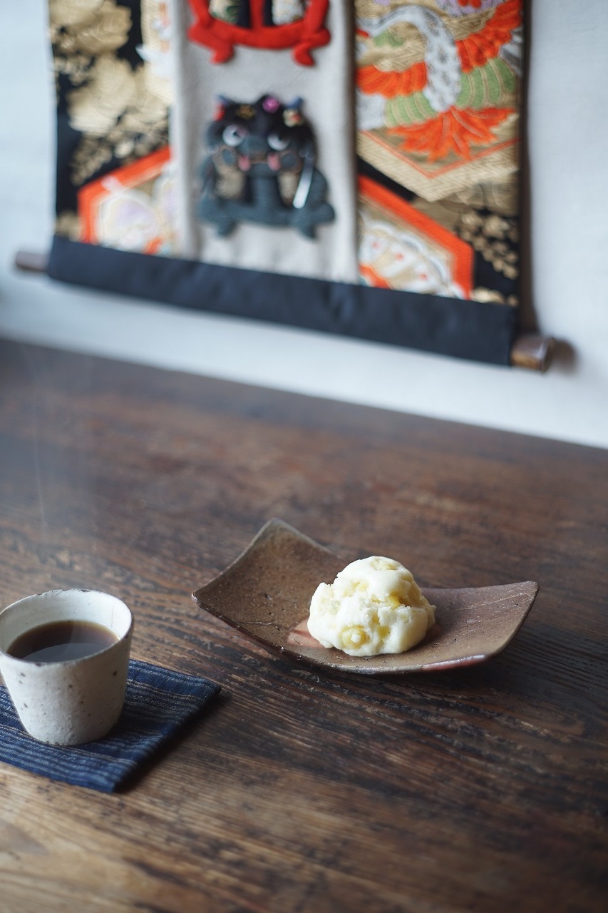 備前三つ足長方皿　Masahiko Kondo　－鬼まんじゅう－