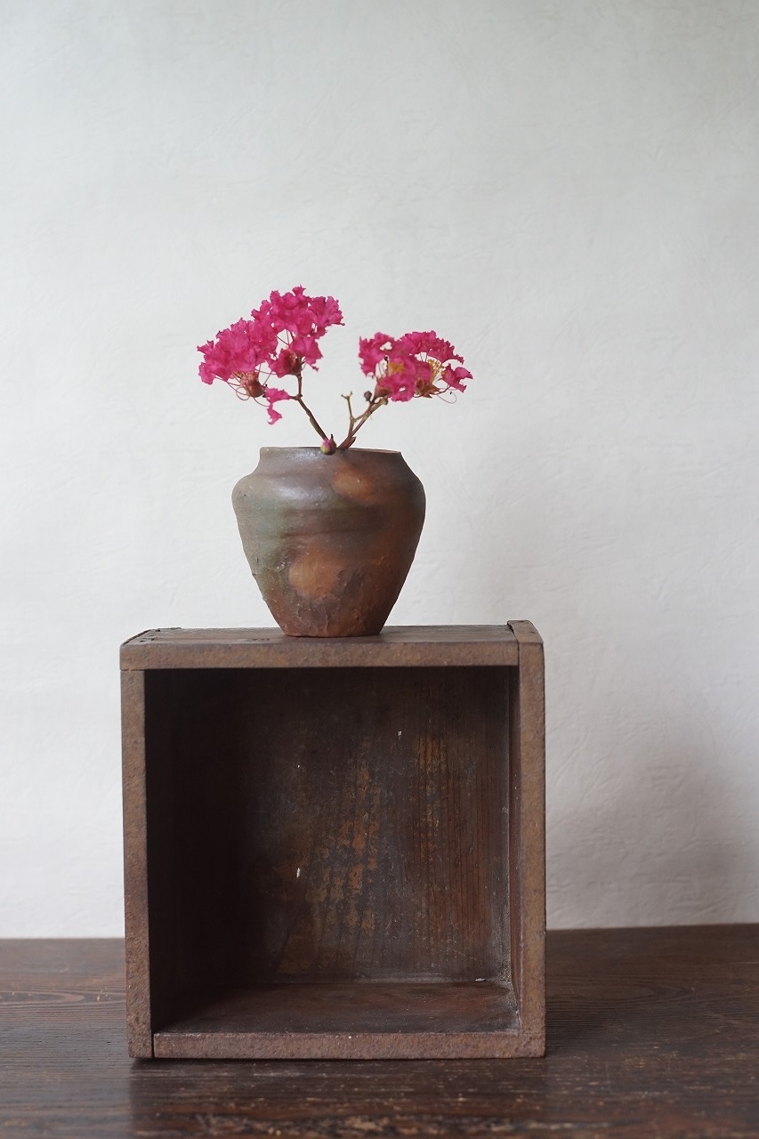 備前小壺　Yoshiteru Takariki　－百日紅－