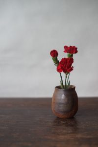 備前小壺　Yoshiteru Takariki　－カーネーション－