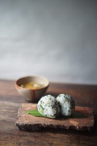備前台付陶片長方皿　Takahiro Hosokawa　－菜飯のおむすび－