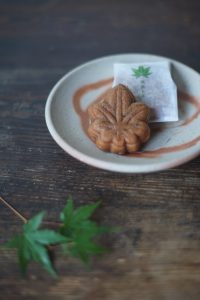 備前緋襷皿　Mamoru Taku　－もみじ饅頭－