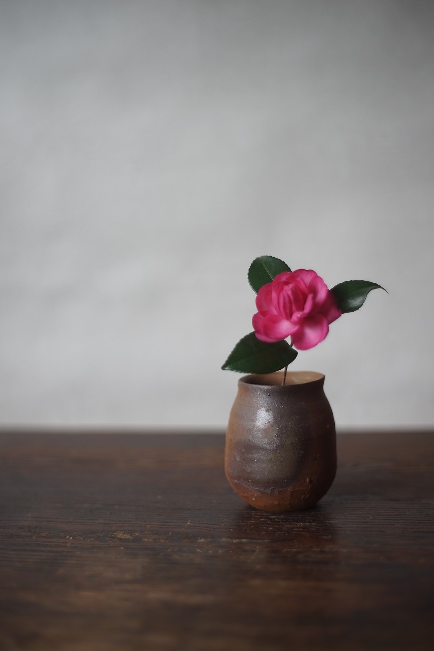 備前小壺　Yoshiteru Takariki　ー山茶花ー
