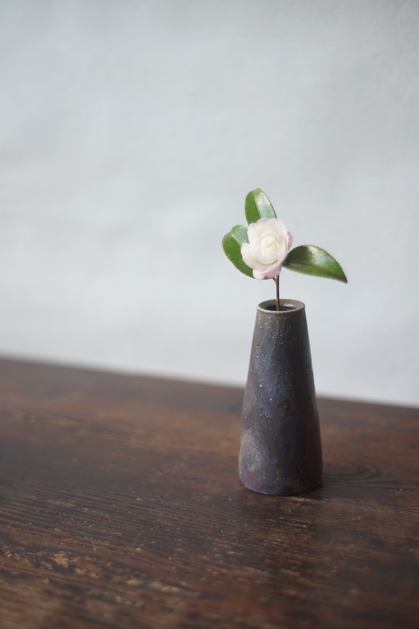 備前まっすぐ花器　QuietHouse　－山茶花－