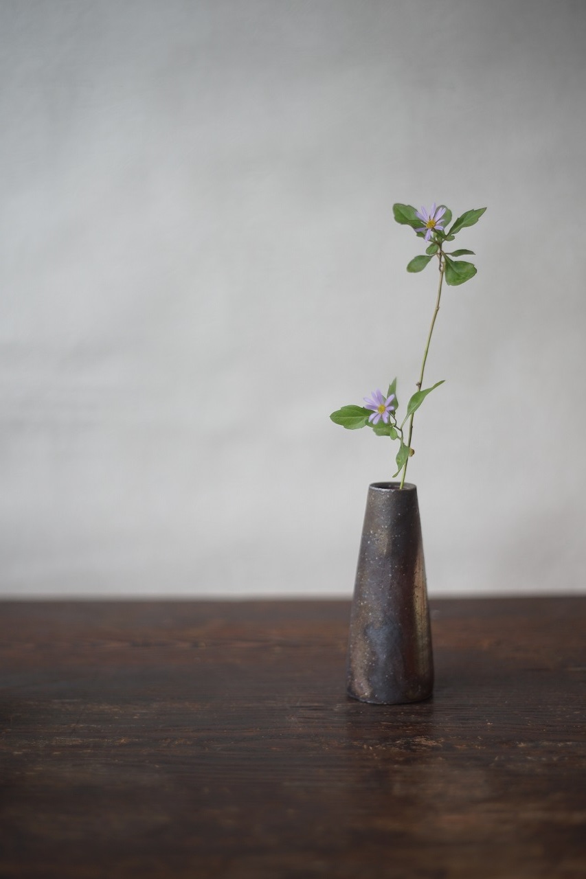 備前まっすぐ花器　QuietHouse　－嫁菜－