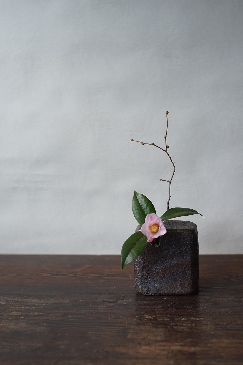 備前石目角花入　Hiroaki Oomori　－椿　侘助－