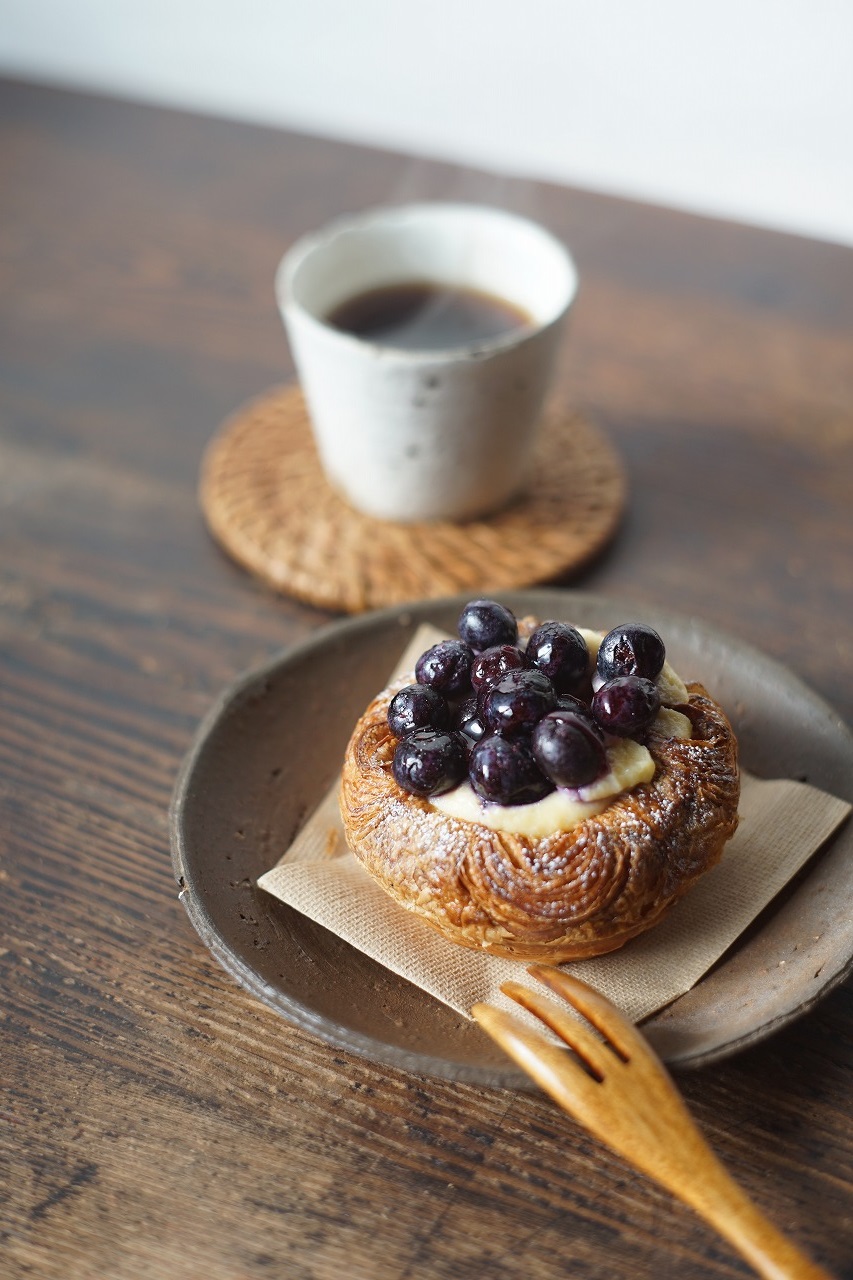 備前皿　Gousuke Yashiro　－クリームチーズとヨーグルトクリームのブルーベリーパン－