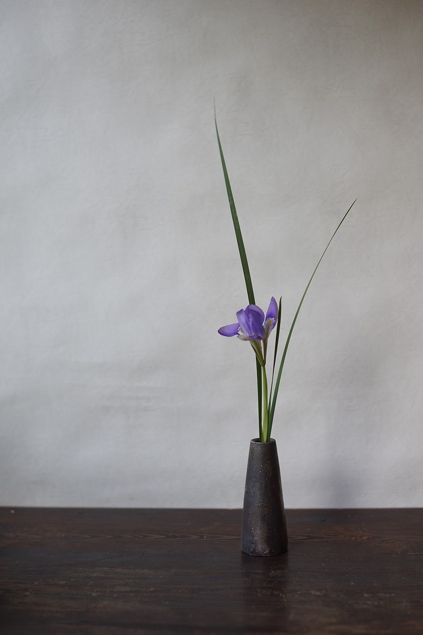 備前まっすぐ花器　QuietHouse　－寒あやめ－