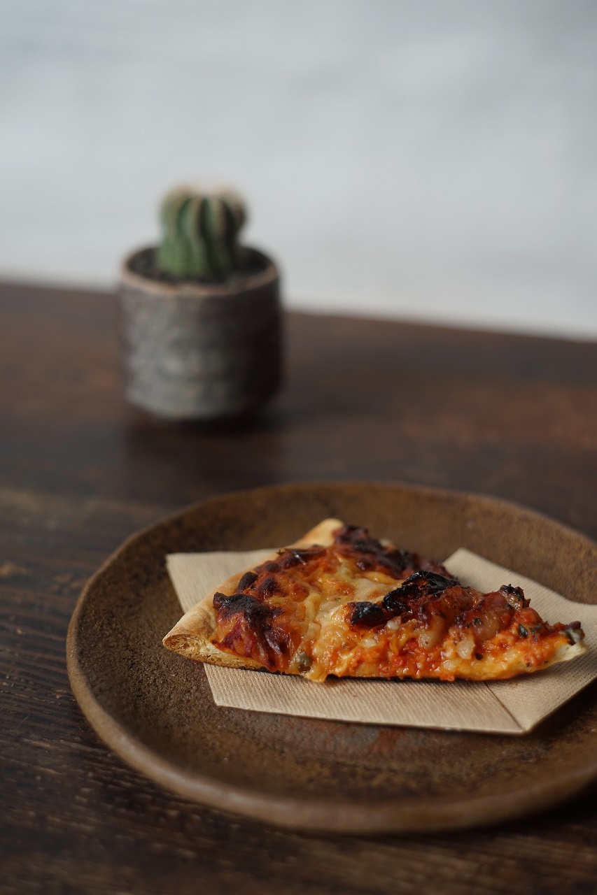 備前たたき皿　Yoshiteru Takariki　－パンチェッタとモッツァレラチーズのピザ－