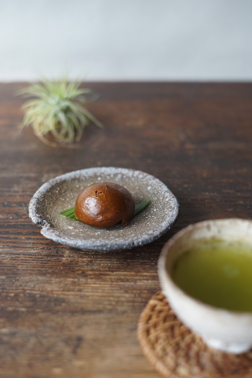 備前灰被り小皿　Takahiro Hosokawa　－黒糖まんじゅう－