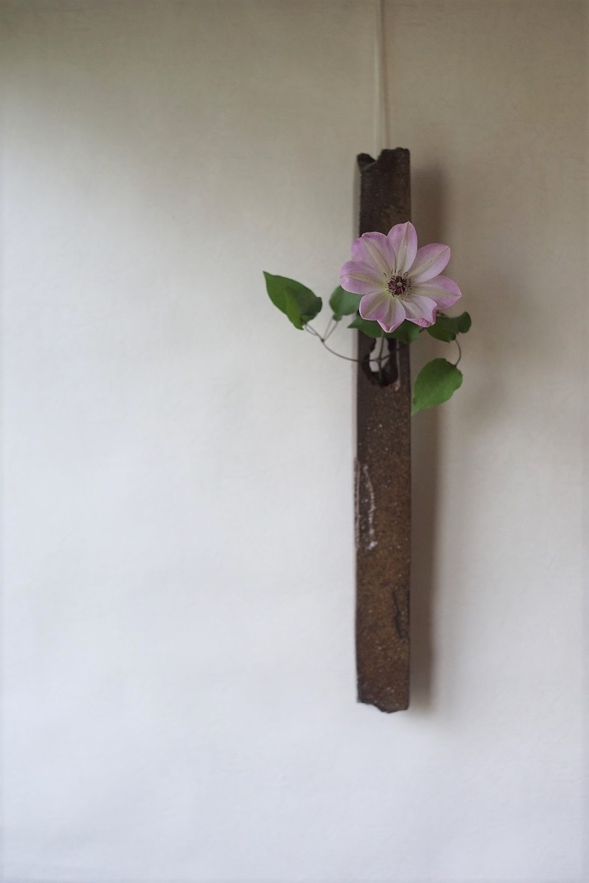 備前四方筒掛花入　Takahiro Hosokawa　－鉄線－