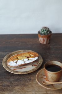 備前丸皿　So Isezaki　－おいものクイニーアマン－