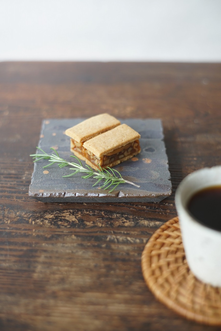 青備前流雫角皿　Takuma Watanabe　－くるみとキャラメルのクッキーサンド－