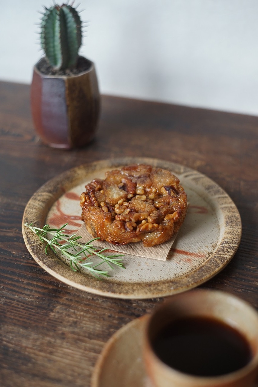 備前丸皿　Sin Isezaki　－くるみのクロッカン－