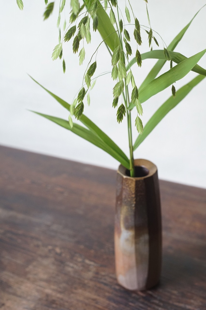 備前面取筒花入　So Isezaki　－偽小判草－