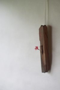 備前四方筒掛置花入「路」　Takahiro Hosokawa　－小倉仙翁－