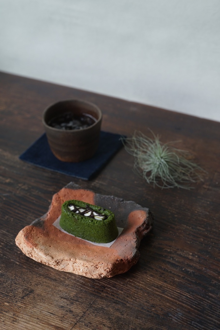 備前陶片正方小皿　Takahiro Hosokawa　－抹茶生ガトーショコラ－