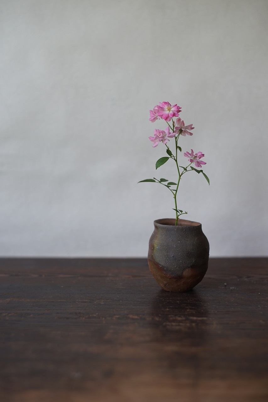 備前小壺　Yoshiteru Takariki　－ミニ薔薇－