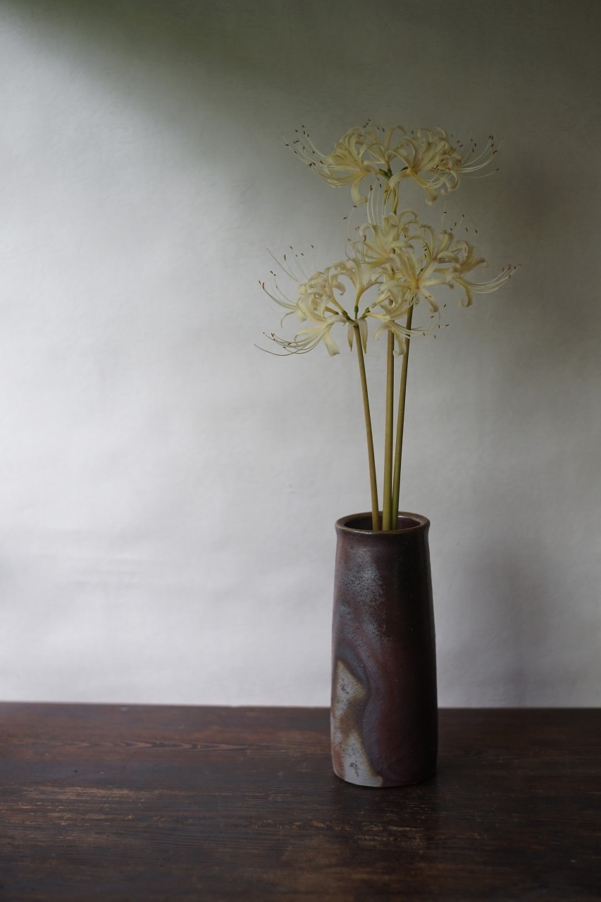 備前寸胴花入　So Isezaki　－白い彼岸花－