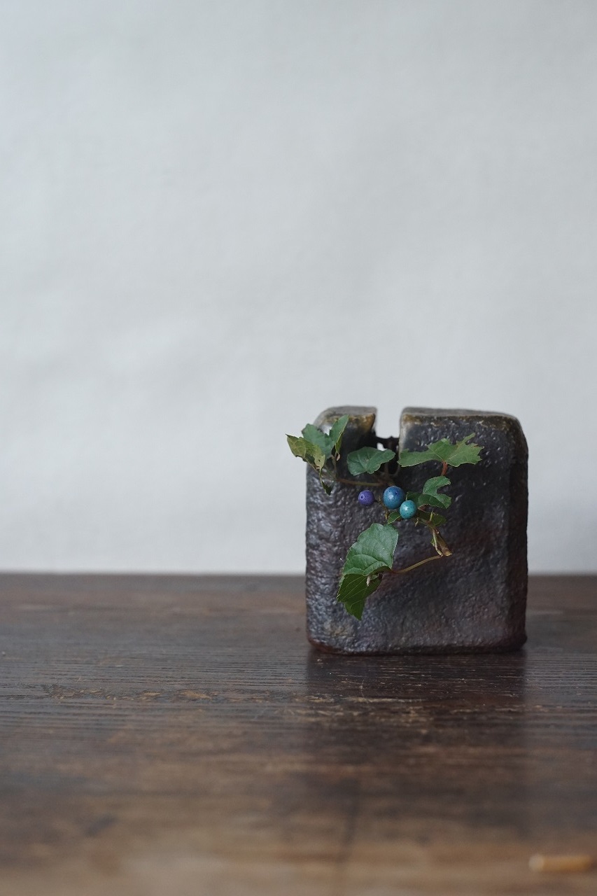 備前石目角花入　Hiroaki Oomori　ー野葡萄ー