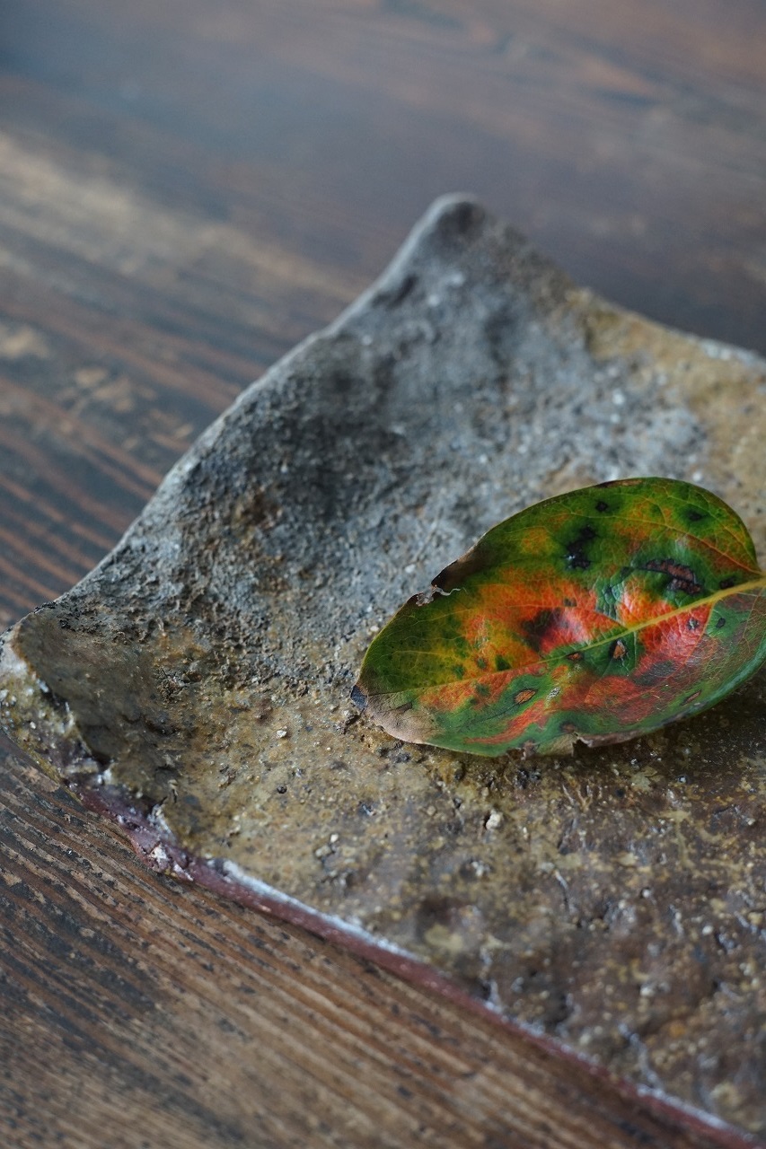 備前たたき板皿　Mamoru Taku　－柿の葉－