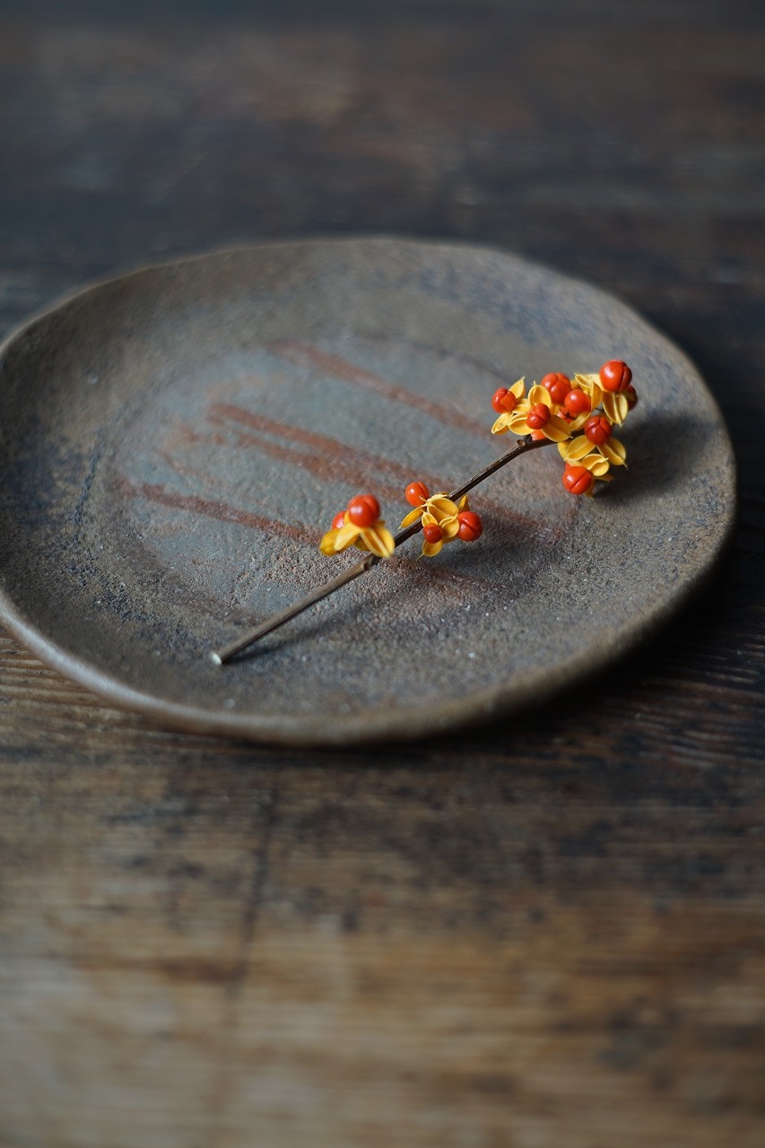 備前たたき皿　Yoshiteru Takariki　ー蔓梅擬ー