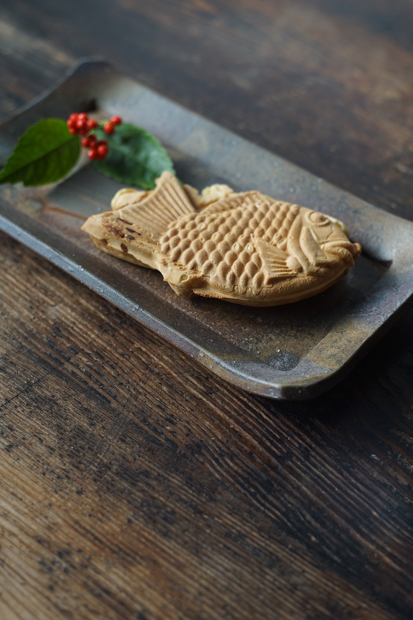 備前足付鮎皿　Kyo Isezaki　ーたいやきー