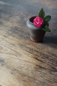 備前小壺　Yoshiteru Takariki　ー山茶花ー