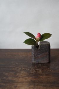 備前角花入　Hiroaki Oomori　ー椿ー