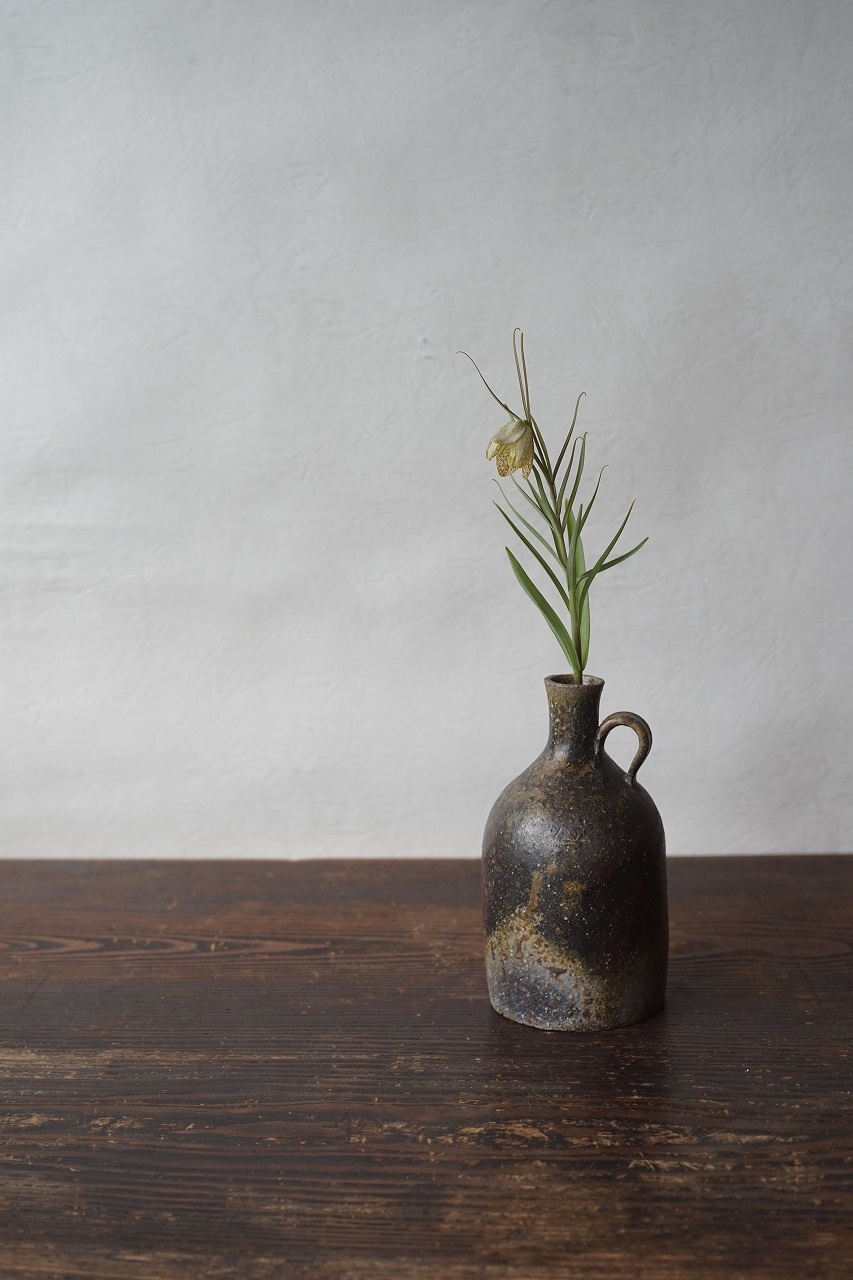 備前花入　QuietHouse　ー貝母百合ー