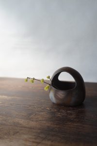 備前一輪花入　So Isezaki　ー日向水木ー