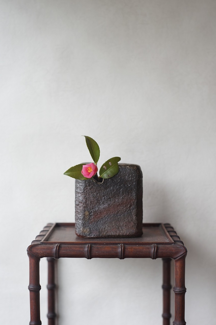 備前角花入　Hiroaki Oomori　ー椿ー