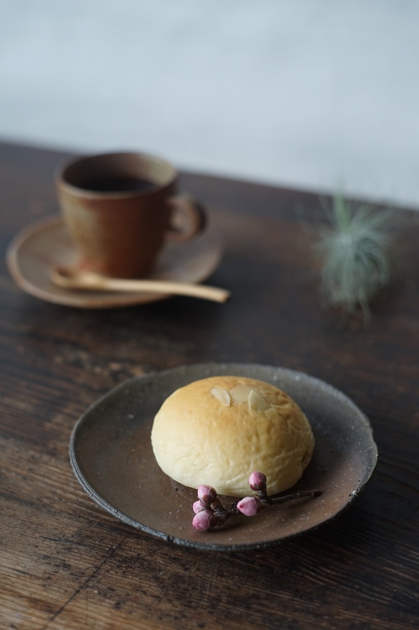 伊部皿　Gousuke Yashiro　ー桃クリームあんぱんー