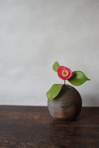 備前一輪花入　Yoshiteru Takariki　ー桃色加茂本阿弥椿ー