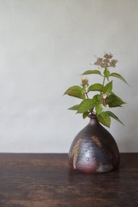 備前舟徳利花入　So Isezaki　－山紫陽花－
