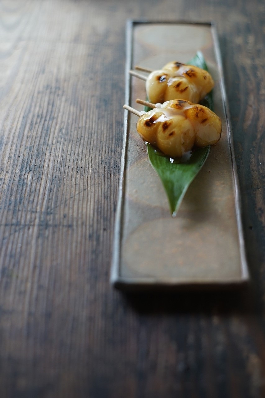 備前長皿　Takahiro Hosokawa　－あわせ醤油の炙りみたらし団子－