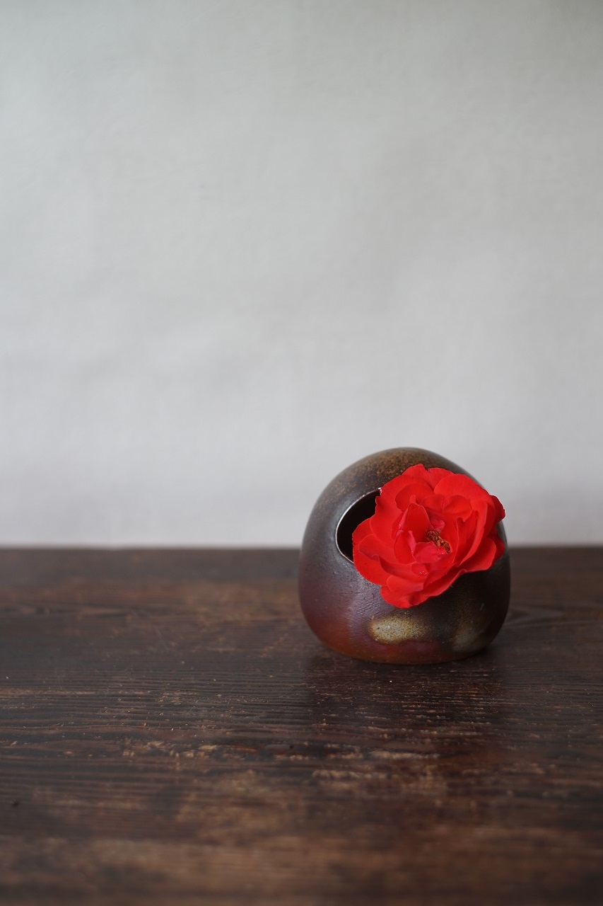 備前一輪花器　So Isezaki　－蔓薔薇－