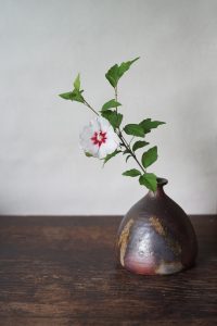 備前舟徳利花入　So Isezaki　－宗旦木槿－