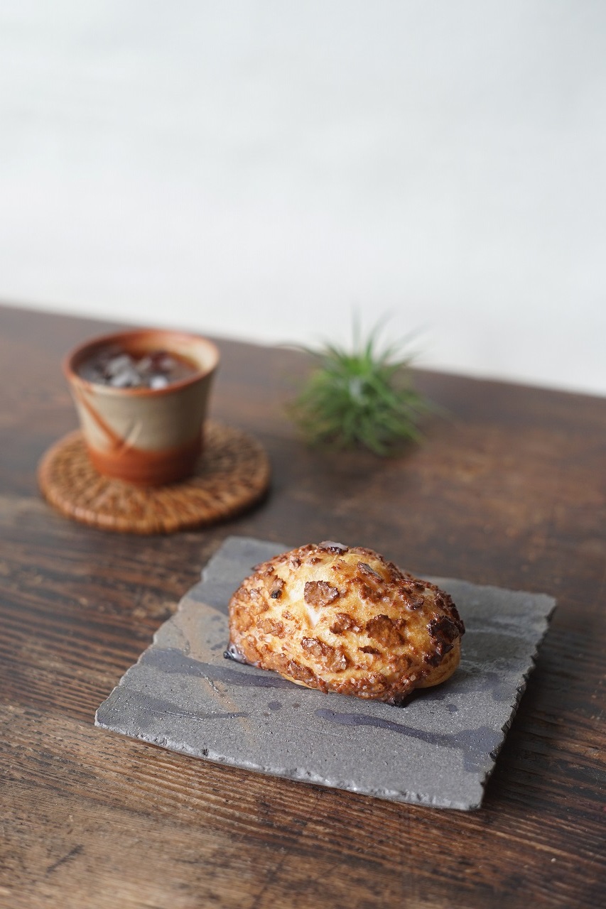 青備前角皿　Takuma Watanabe　－クロッカンシュークリーム－